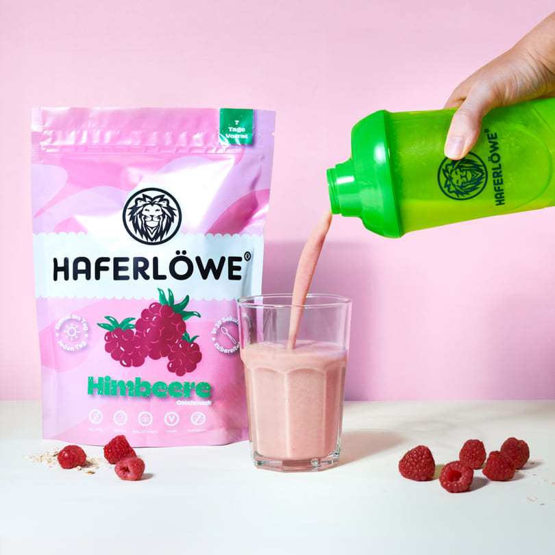 Lecker cremiger HAFELRÖWE Shake Himbeere wird eingeschenkt.