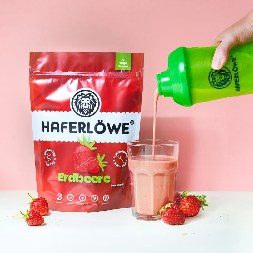 Lecker cremiger HAFELRÖWE Shake Erdbeere wird eingeschenkt.