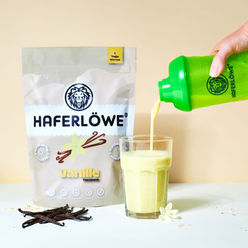 Lecker cremiger HAFELRÖWE Shake Vanille wird eingeschenkt.