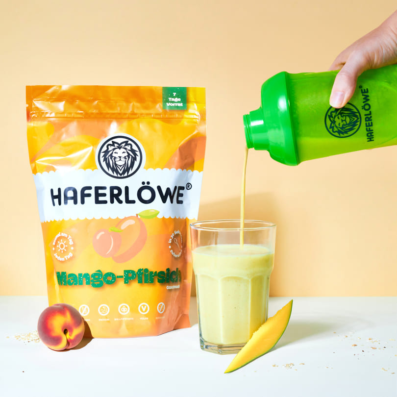 Lecker cremiger HAFELRÖWE Shake Mango Pfirsich wird eingeschenkt.