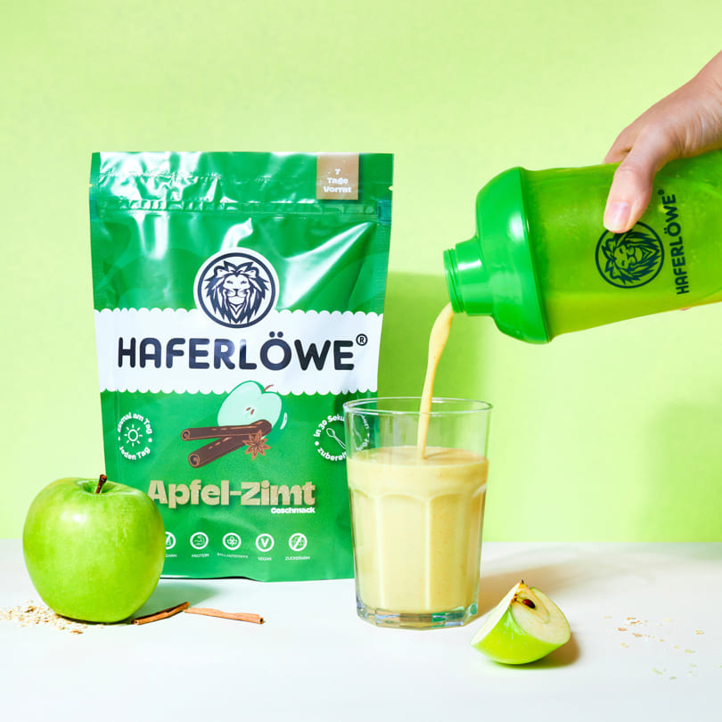 Lecker cremiger HAFELRÖWE Shake Apfel-Zimt wird eingeschenkt.