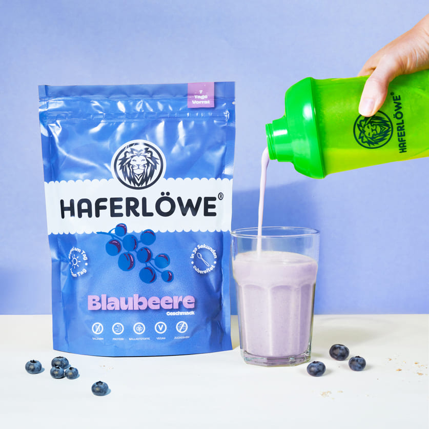 Lecker cremiger HAFELRÖWE Shake Blaubeere wird eingeschenkt.