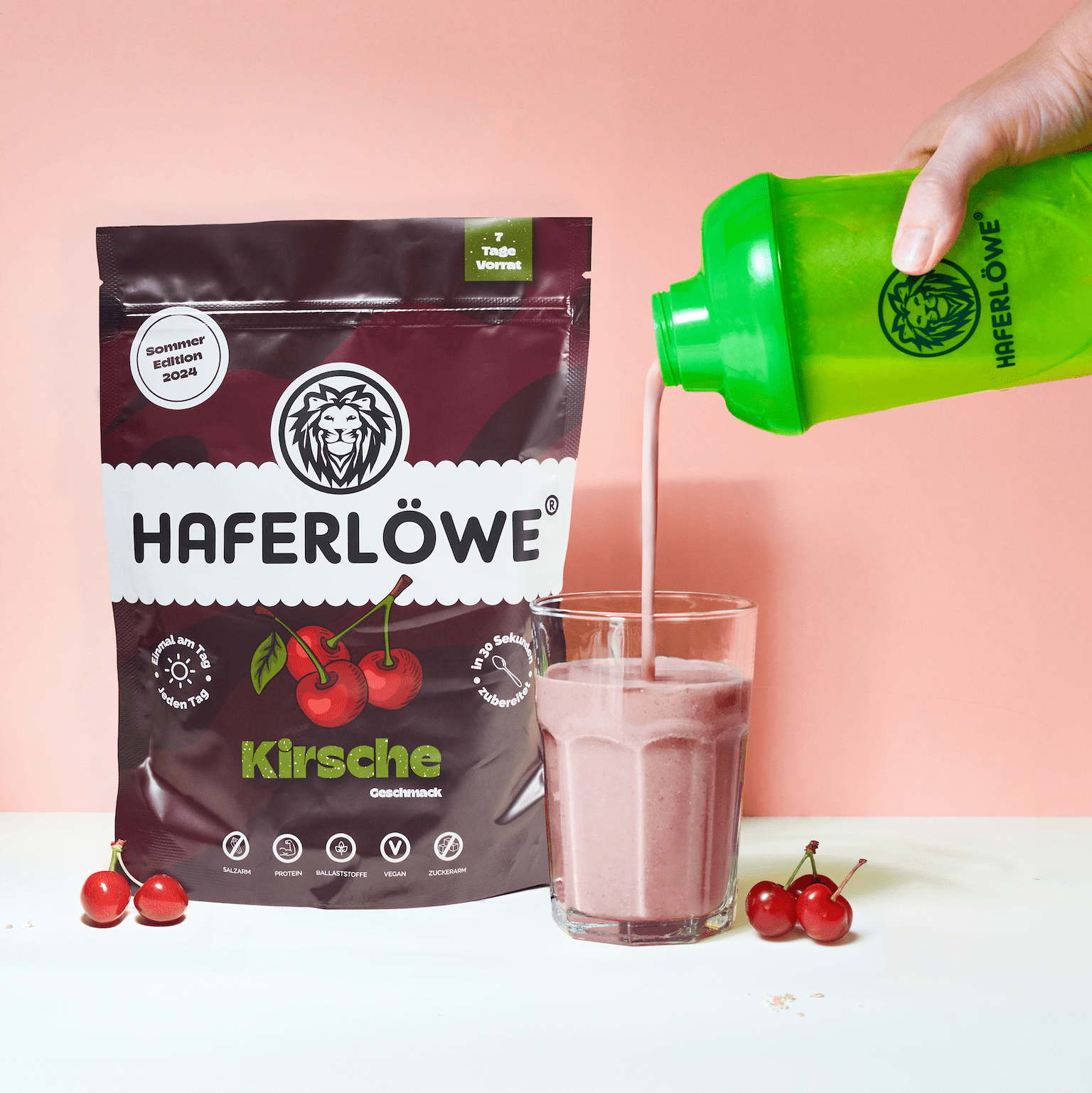 Lecker cremiger HAFELRÖWE Shake Kirsche wird eingeschenkt.