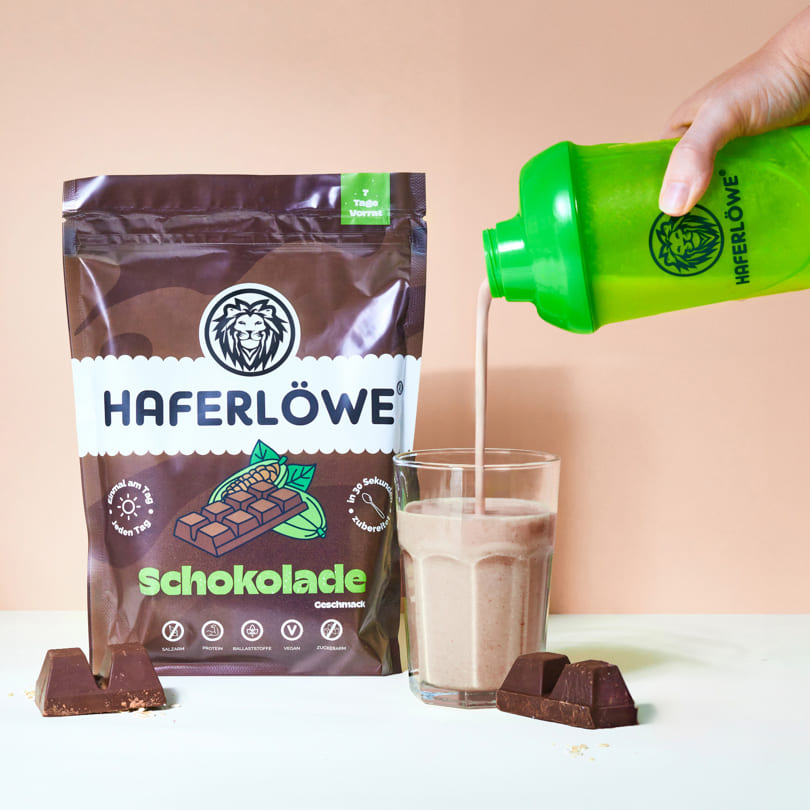 Lecker cremiger HAFELRÖWE Shake Schokolade wird eingeschenkt.  